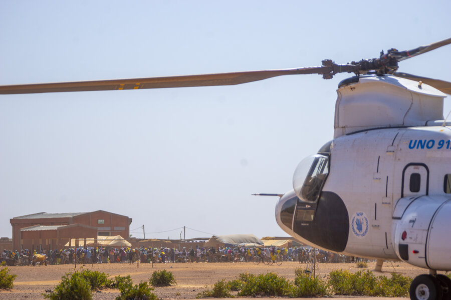 Hungry people await WFP food deliveries in Burkina Faso. Photo: WFP/Cheick Omar Bandaogo