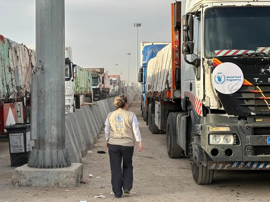 WFP and other humanitarian aid trucks lined up to cross into Rafah. Humanitarian and commercial supply lines Gaza are severely restricted, intensifying hunger. Photo: WFP/Tarek Jakob