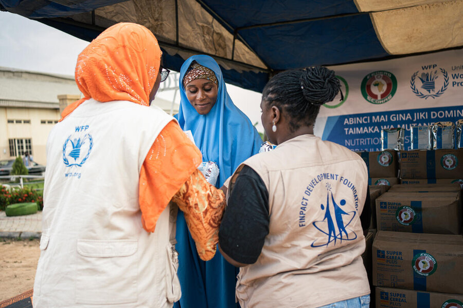 Asmau Mohammad receives WFP food assistance in Nigeria's Katsina State. She and her husband work, but their earnings can't keep up with soaring inflation. Photo: WFP/Abdul Ozavogu