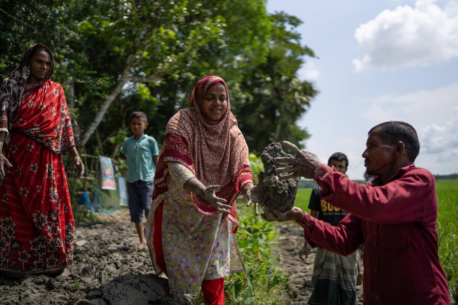 A WFP cash-for-work programme after Cyclone Remal pummeled parts of Bangladesh. Photo: WFP/Mehedi Rahman
