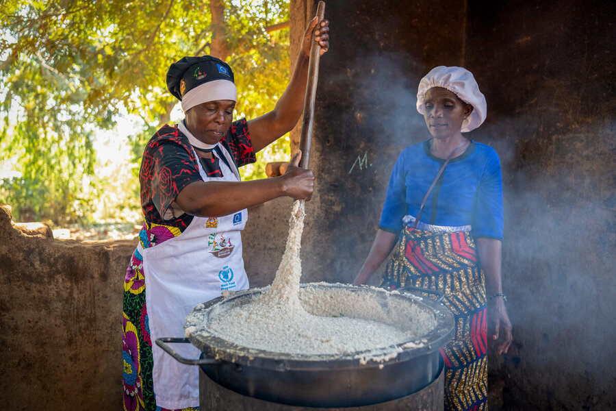 Women prepare a WFP-supported meal at Namilongo Primary, with ingredients grown by local Malawi farmers. WFP/Giulio d'Adamo