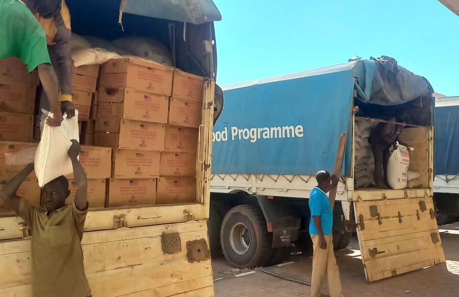 WFP food being offloaded in Wad Madani, Sudan, marking the first time our food has managed to reach the conflict-hit city in more than a year. WFP partners