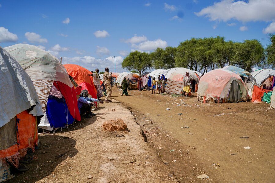 Tents line a dusty road at a displacement camp in the southwestern Somali town of Baidoa. Photo: WFP/Sara Cuevas Gallardo
