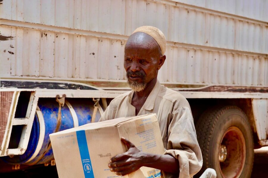 A man carries a box of food assistance in Tawila, Sudan - the only country where famine is currently confirmed. Photo: WFP Mohamed Galal