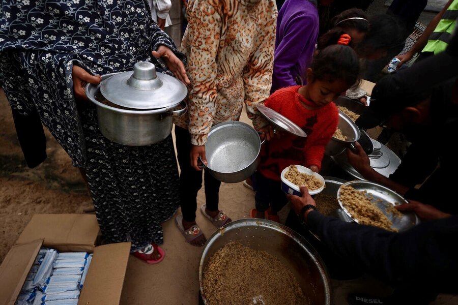 Women and children - two of the most vulnerable hunger groups - receive WFP food assistance in Gaza, where access constraints have sparked skyrocketing hunger. Photo: WFP/Ali Jadallah