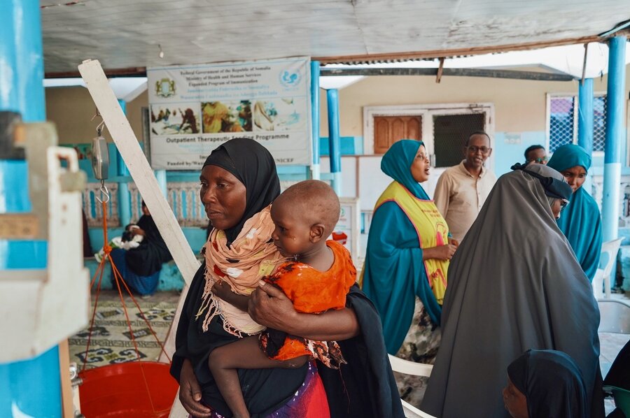 Farhia Ali holds her 16-month-old daughter Ruqiya at a Mogadishu health clinic, where the youngster was tested for malnutrition. Photo: WFP/Sara Cuevas Gallardo