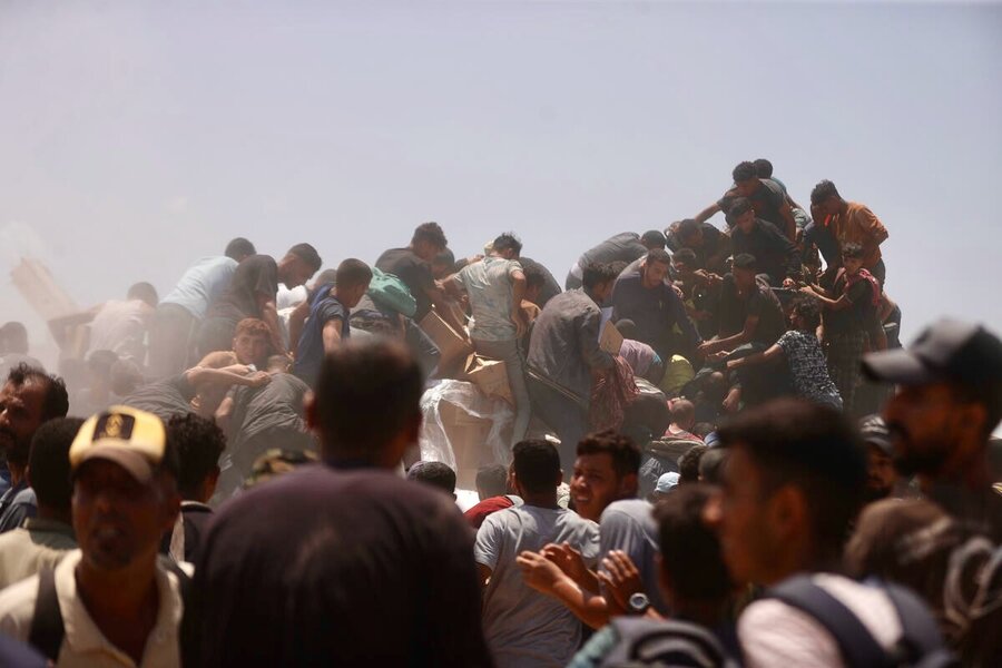 Desperate people fight for food arriving on a truck at Zikim border crossing in northern Gaza. Photo: WFP Photolibrary