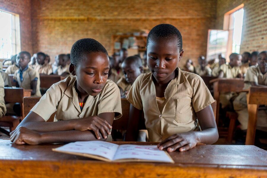Children study English at Ecofo Gatovu school in Burundi. Photo: WFP/Fredrik Lerneryd
