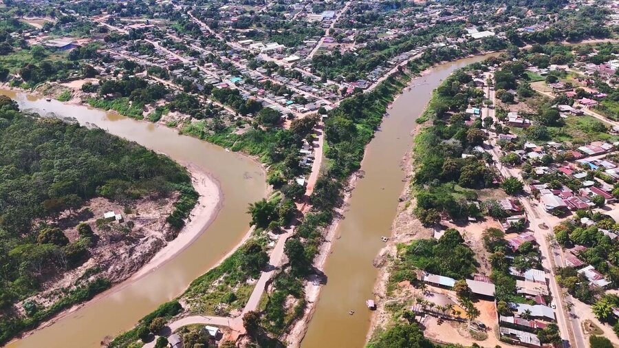 An areal view of river branches flanked by houses. Photo: WFP Bolivia