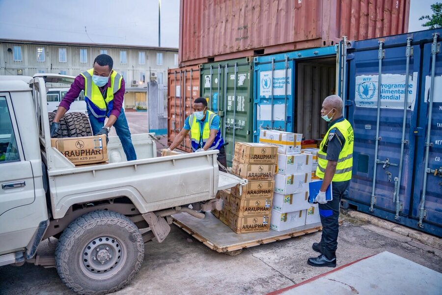 WFP workers offload food from a truck in eastern DRC as part of a broader surge to respond to the Ebola crisis. Photo: WFP/Michael Castofas