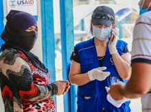 USAID supports WFP's monthly cash assistance to families in camps in Iraq, including by mobile phone.  WFP/Mohammed Abbas