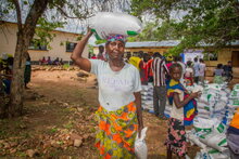 Photo: WFP/Paul Mboshya Jr, beneficiaries receiving relief maize meal and pulses of beans at a distribution point in Gwembe