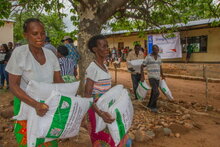 Photo: WFP/Paul Mboshya Jr, beneficiaries receiving relief maize meal and pulses of beans at a distribution point in Gwembe