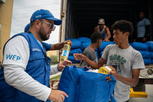  Photo: WFP/Gustavo Vera. WFP Freddy Parada delivering food baskets at Maiquetía, Venezuela