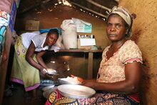 WFP/Alice Rahmoun. Cookers in the kitchen during the meal distribution at Mahonda ORA’s school, Republic of Congo
