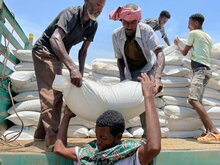 Photo: WFP/ Claire Nevill, WFP food distribution in northern Ethiopia.