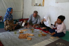 Photo:WFP/Arete. A family eat a meal at their home in Mazar, Afghanistan, on 15th September 2021. The World Food Programme assists internally displaced people and vulnerable families with food and cash support. 