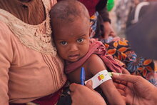 WFP/Tsiory Ny Aina Andriantsoarana, Taking MUAC of a little girl, before the food distribution in Ankilimanondro, Madagascar.