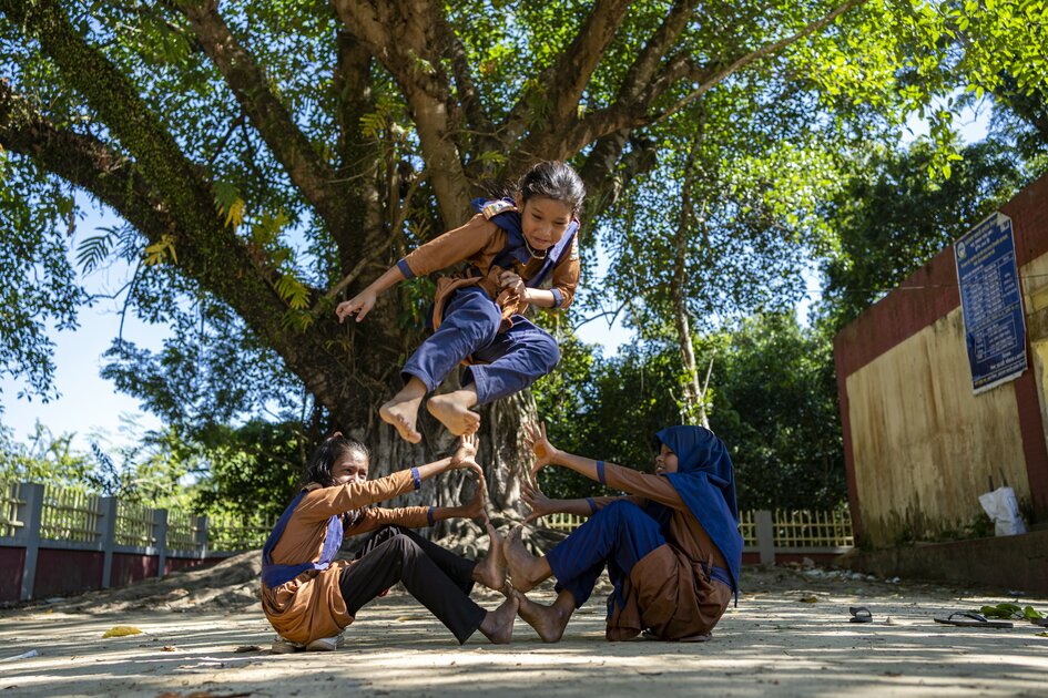 Wwwxxxporn 3 - Bangladesh: school meals put a spring in step of female students and staff  | World Food Programme