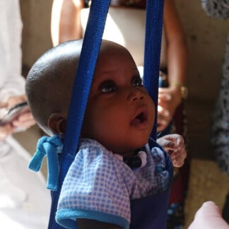 Demonstration of the weighing of a baby as part of the "Community nutrition service packages delivered as part of the Nutrition Reinforcement Programme" (PRN) project in the village of Pout, in Thiès.
