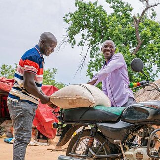 Chirundu district, Zambia. Oscent, a man prepares to transport his produce to the market. Photo: WFP/Nkole Mwape