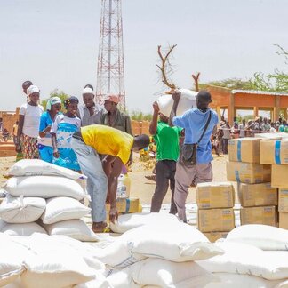 Beneficiaries are taking WFP food aid in sacks and boxes