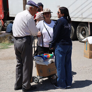Emergency response to the urgent food needs of displaced families whose houses were damaged. Photo: WFP/Zuha Akkash 