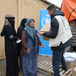 Food parcels distribution to families displaced following the flooding cause by Al-Saiha Dam Collapse. 