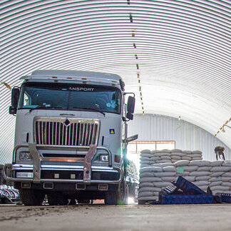 Lusaka district. Pulses being offloaded at a WFP warehouse. Photo: WFP/Nkole Mwape