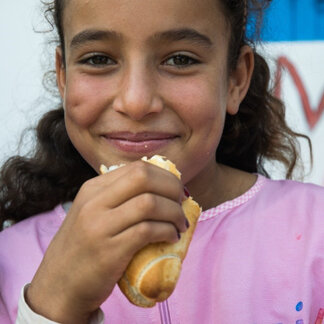 School kid from the primary school El-Houchiette eating sandwich during break time – Bizerte – Tunisia - 2021 – PHOTO: WFP/ Aziza Bouhejba    