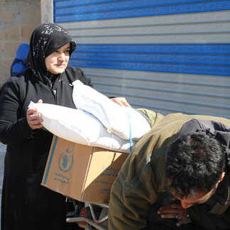 WFP distributes emergency food assistance to returning refugee families in Aleppo Governorate to support their immediate food needs as they attempt to rebuild their lives. Photo: WFP/Zuha Akkash