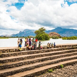 This dam allows the community to harvest water for agriculture, drinking water and their cattle. At the same time, the dam protects the nearby villages from floods during the rainy season.