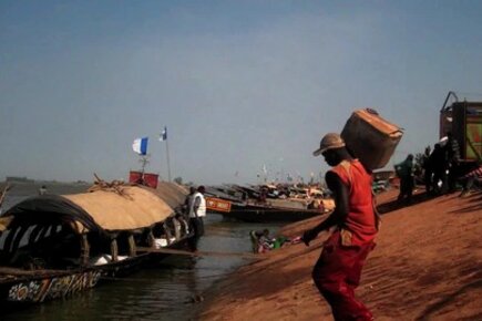 Mali: Boats Take Food To Families Fleeing Fighting