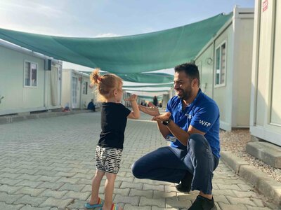 Photo: WFP/Feride Yıldırım  WFP and its partners provides vital support to Syrian and Ukrainian refugees through out the country. WFP Associate Cemil Mahlı ile playing with an Ukranian refugee girl in Elazig Temporary Accommodation Centre.