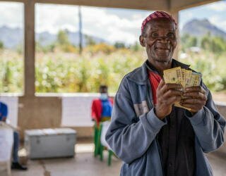 Malawi. WFP distributing cash to urban and rural households affected by climate shocks and economic effects of COVID-19. Photo: WFP/Badre Bahaji