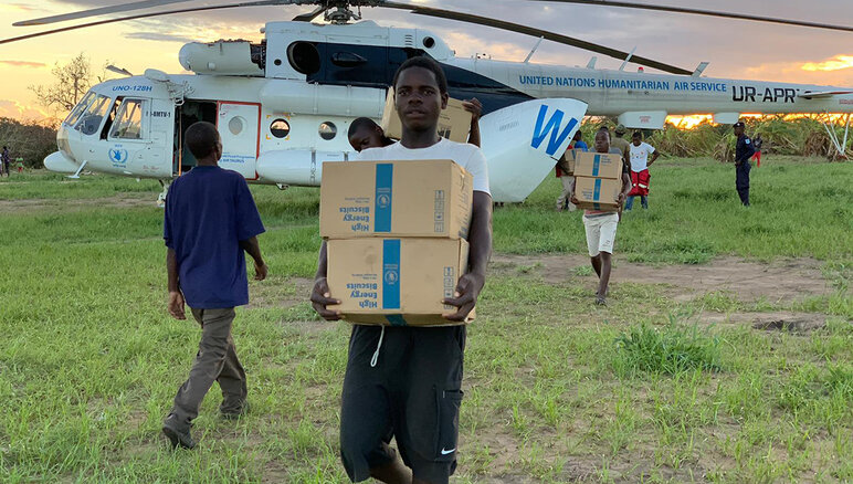 On 21 March 2019, after the passage of Cyclone Idai, the WFP helicopter reaches Guaraguara, Mozambique with a load of High Energy Biscuits. WFP/Deborah Nguyen
